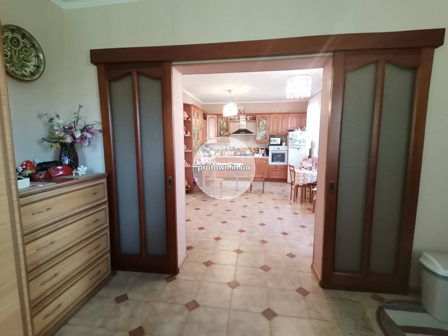 Продажа дома из красного кирпича, 17 соток. От Киева 900м